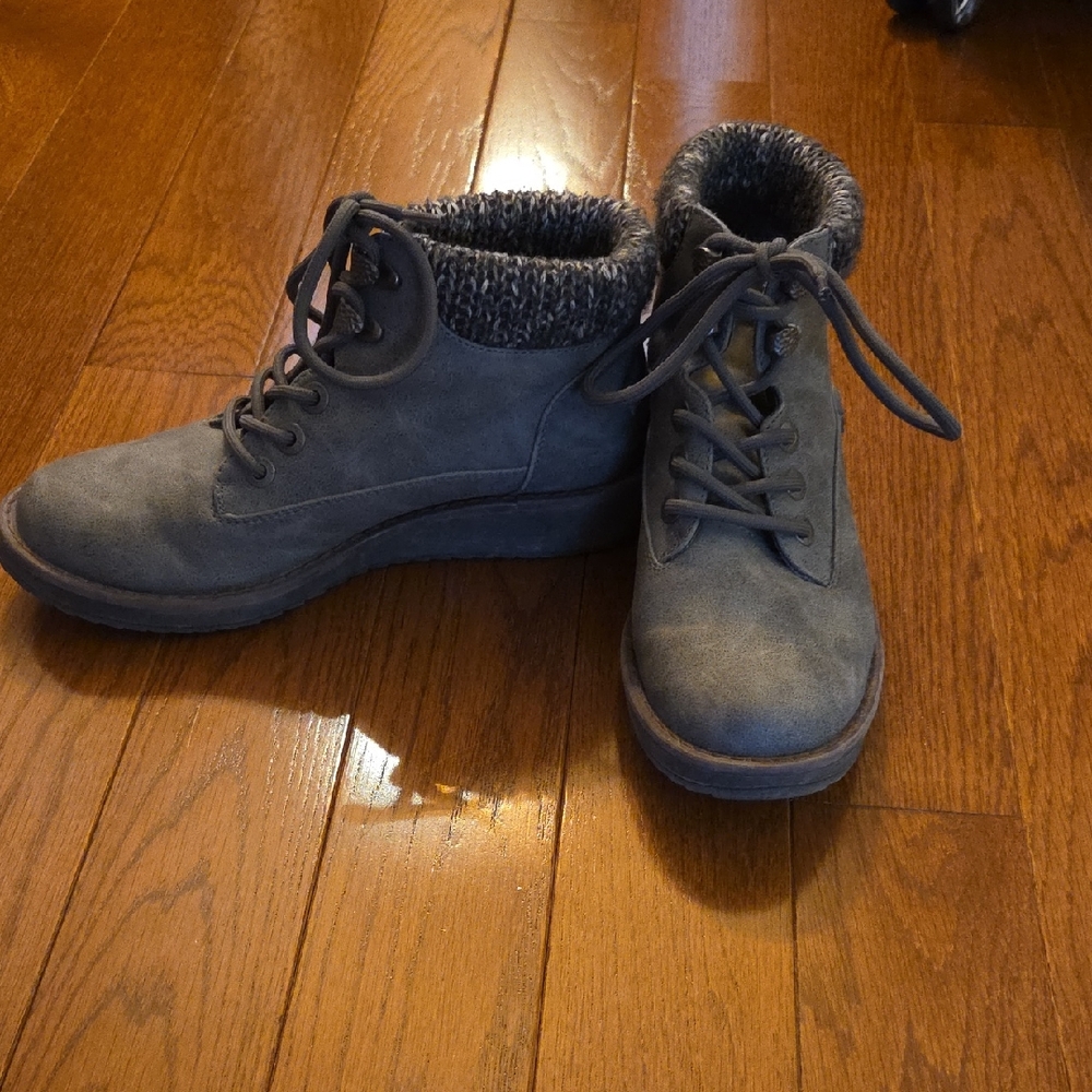 Cozy Charcoal Lace-Up Boots for Women